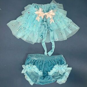 2 piece photographer prop.  Sitter size.